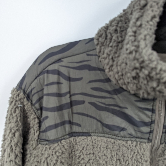 NWT THREAD & SUPPLY Sherpa Fuzzy Zip Up Jacket - Picture 2 of 7